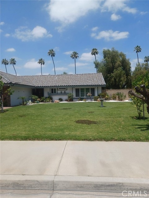 9849 Canada Way, Riverside CA: https://media.crmls.org/medias/7df58722-a375-4cd9-82b4-27de0f0b73ba.jpg