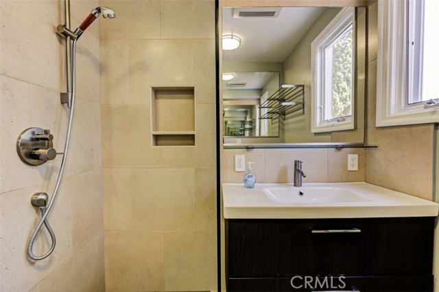 Detail Gallery Image 10 of 11 For 2504 23rd St #B,  Santa Monica,  CA 90405 - 2 Beds | 2 Baths