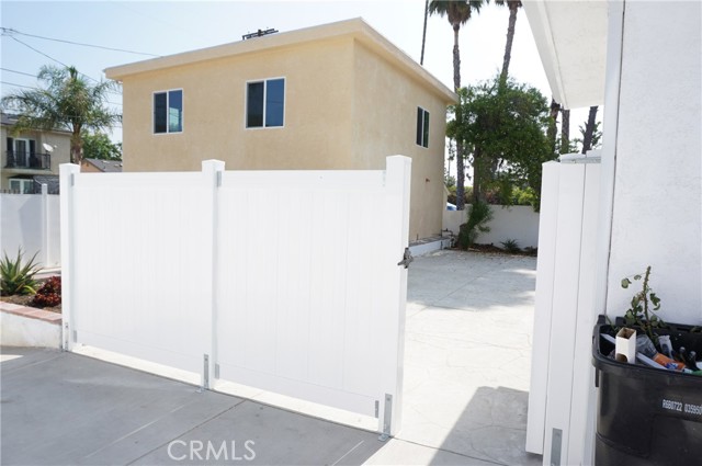 22133 1/2 Victory Boulevard, Canoga Park CA: https://media.crmls.org/medias/7dfae6fb-e25e-4ad9-af23-a5fe24941e01.jpg
