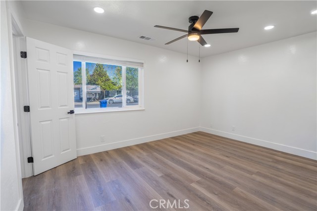 Detail Gallery Image 4 of 9 For 1570 E 26th, Merced,  CA 95340 - 3 Beds | 2 Baths