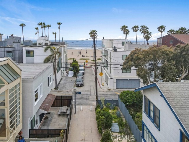 12 1/2 25th Place, Venice CA: https://media.crmls.org/medias/7dfd9964-d386-4efa-bf97-81a64e75612c.jpg