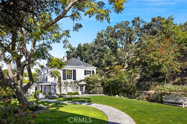 1 San Mateo Way, Corona del Mar CA: https://media.crmls.org/medias/7e029582-5430-4d12-91cb-4d3ab1d5e335.jpg