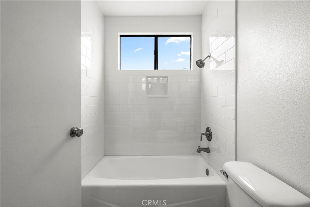 https://media.crmls.org/medias/7e030bea-1c64-4a90-8849-836cf5b47bd0.jpg?preset=X-Large