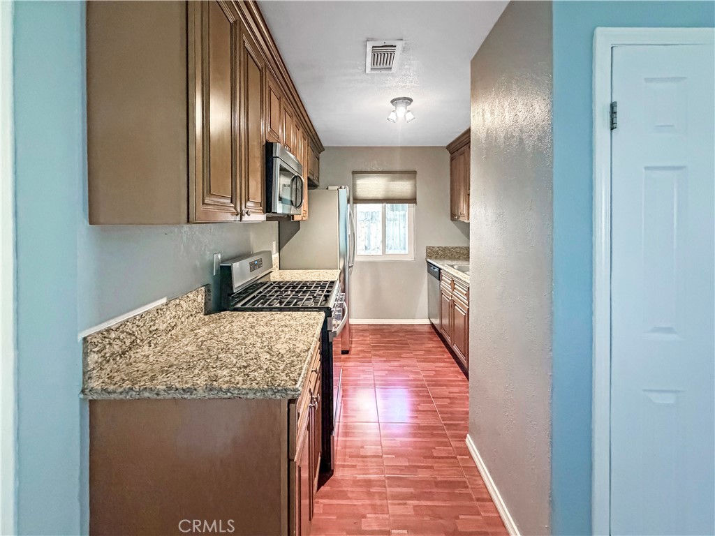 https://media.crmls.org/medias/7e06ee82-8268-4c18-b91b-22b4d74f38ff.jpg?preset=X-Large