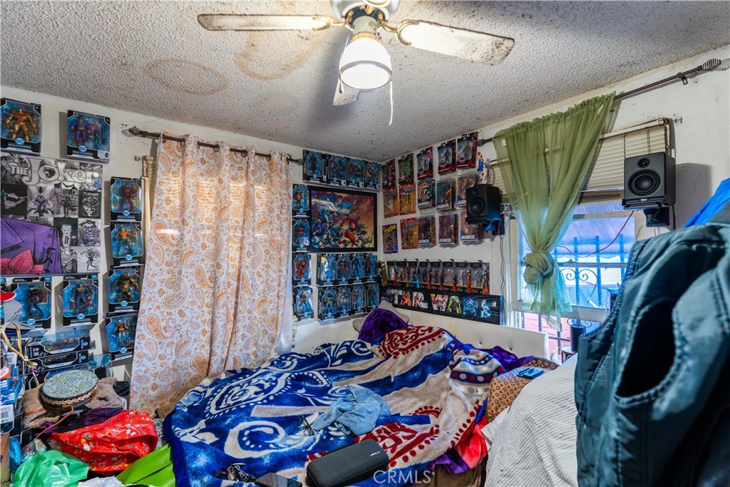 https://media.crmls.org/medias/7e0724f0-3605-4a55-a96f-a89799e71c39.jpg?preset=X-Large