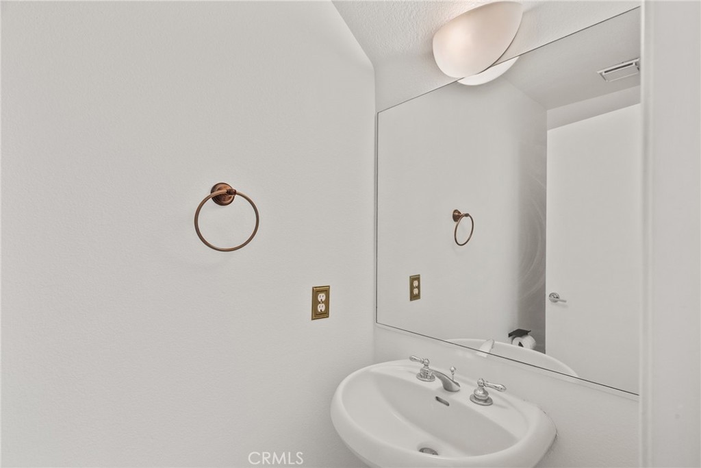 https://media.crmls.org/medias/7e0e5bd0-cc19-430b-a6ca-e65f5ee3da47.jpg?preset=X-Large
