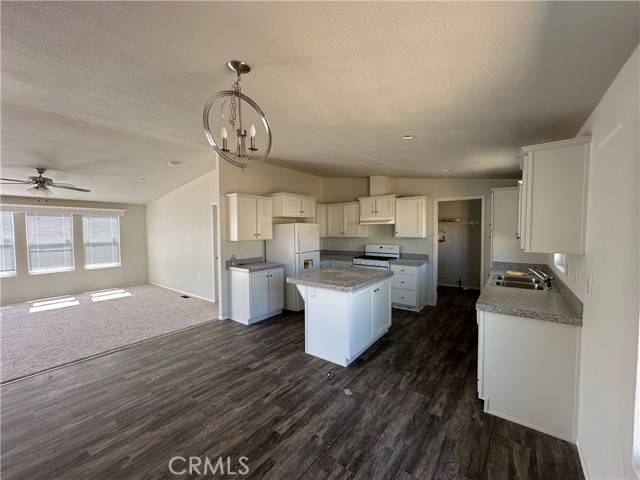 Detail Gallery Image 5 of 19 For 26201 State Highway 74, Perris,  CA 92570 - 4 Beds | 2 Baths