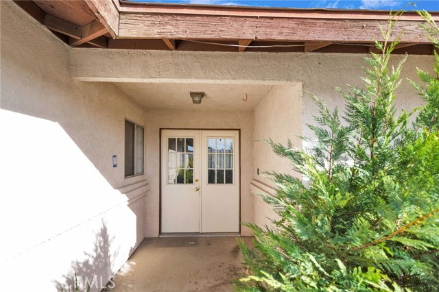 Detail Gallery Image 5 of 38 For 12851 Desert Creek, Victorville,  CA 92395 - 3 Beds | 2 Baths