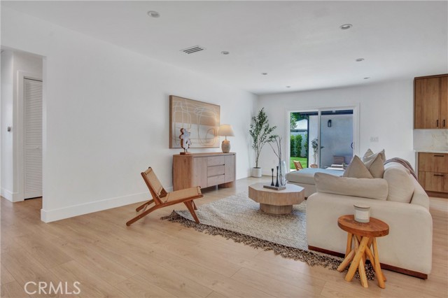 Detail Gallery Image 9 of 34 For 18406 Jovan St, Tarzana,  CA 91335 - 5 Beds | 4 Baths
