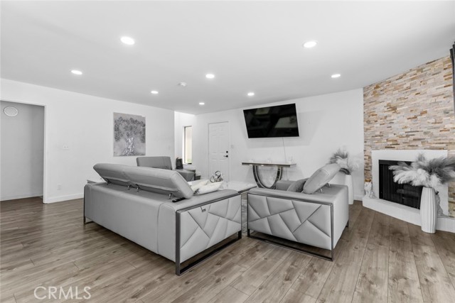 8801 Cedros Avenue, Panorama City CA: https://media.crmls.org/medias/7e1f764a-56ea-435a-bf9a-43767b8d7c9e.jpg
