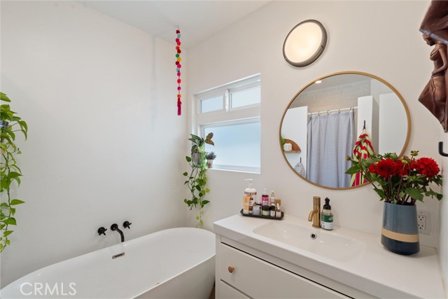 2851 Ladoga Avenue, Long Beach CA: https://media.crmls.org/medias/7e2026f0-8294-4fe7-bcd0-8a39303f8aa0.jpg