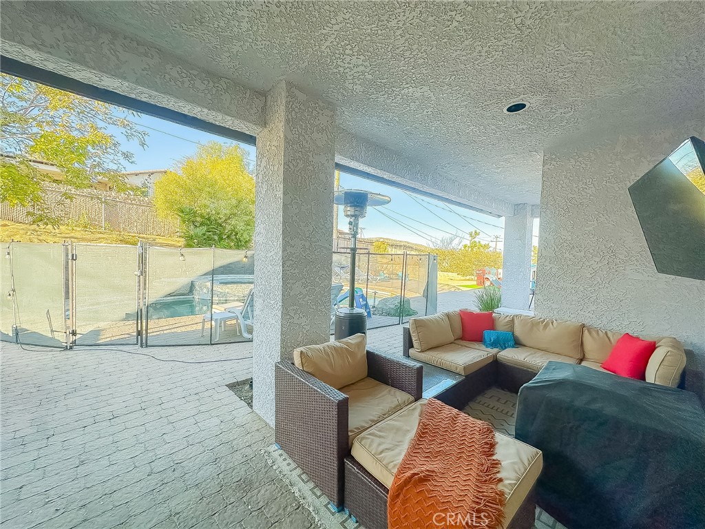 https://media.crmls.org/medias/7e20ef32-c2f1-4732-a3f2-88329e431d9d.jpg?preset=X-Large