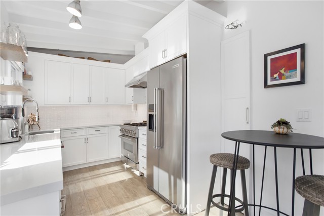 Chefs kitchen with quartz counter tops.