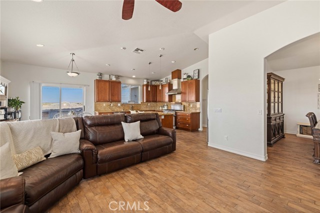 Detail Gallery Image 10 of 43 For 8045 W Avenue C10, Lancaster,  CA 93536 - 5 Beds | 3/1 Baths