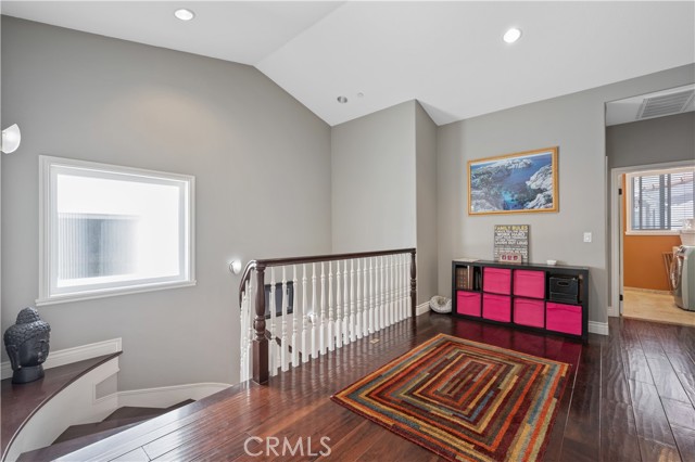 Detail Gallery Image 16 of 33 For 217 S Irena Ave #B,  Redondo Beach,  CA 90277 - 4 Beds | 2/1 Baths