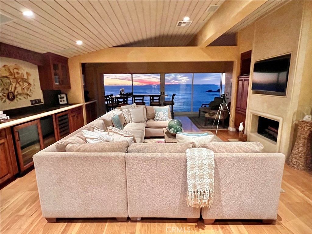 https://media.crmls.org/medias/7e2e4090-bed5-4349-bb46-79401f63d92b.jpg?preset=X-Large