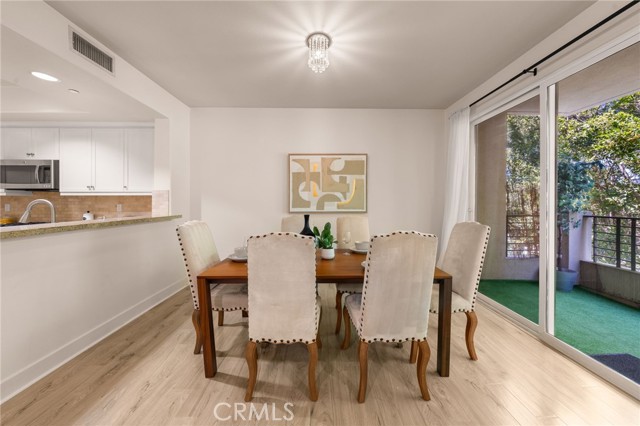 Detail Gallery Image 4 of 19 For 11115 Acama St #305,  Studio City,  CA 91602 - 3 Beds | 2/1 Baths
