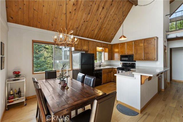 Detail Gallery Image 9 of 54 For 26354 Spyglass Dr, Lake Arrowhead,  CA 92352 - 3 Beds | 2 Baths