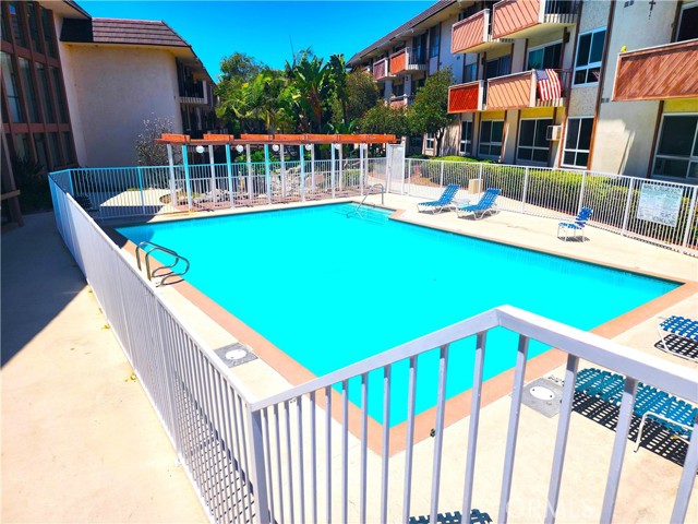 Detail Gallery Image 3 of 34 For 5585 Pacific Coast Hwy #114,  Long Beach,  CA 90804 - 1 Beds | 1 Baths