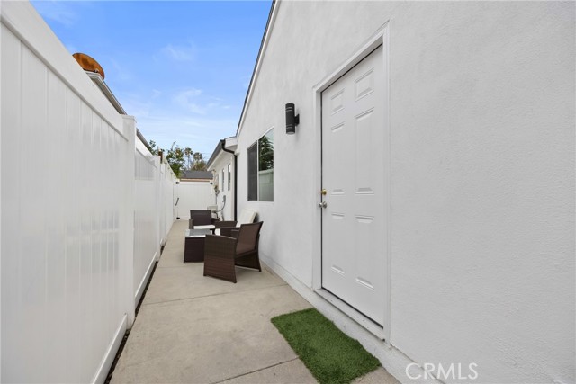 18017 Collins Street, Encino CA: https://media.crmls.org/medias/7e338669-4bab-4585-95fa-57540871efd2.jpg