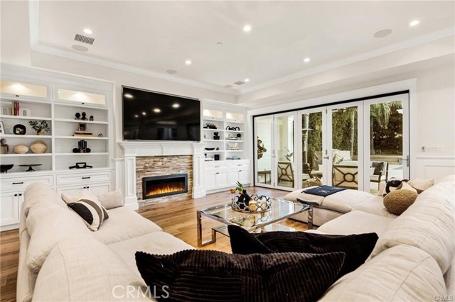 Detail Gallery Image 20 of 52 For 12439 Kling St, Studio City,  CA 91604 - 5 Beds | 5/2 Baths