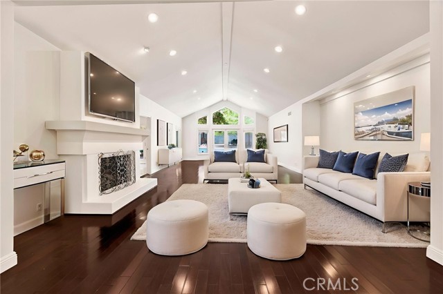 18930 Wells Drive, Tarzana CA: https://media.crmls.org/medias/7e3a6b36-718a-4c07-8385-cfc52b691a51.jpg