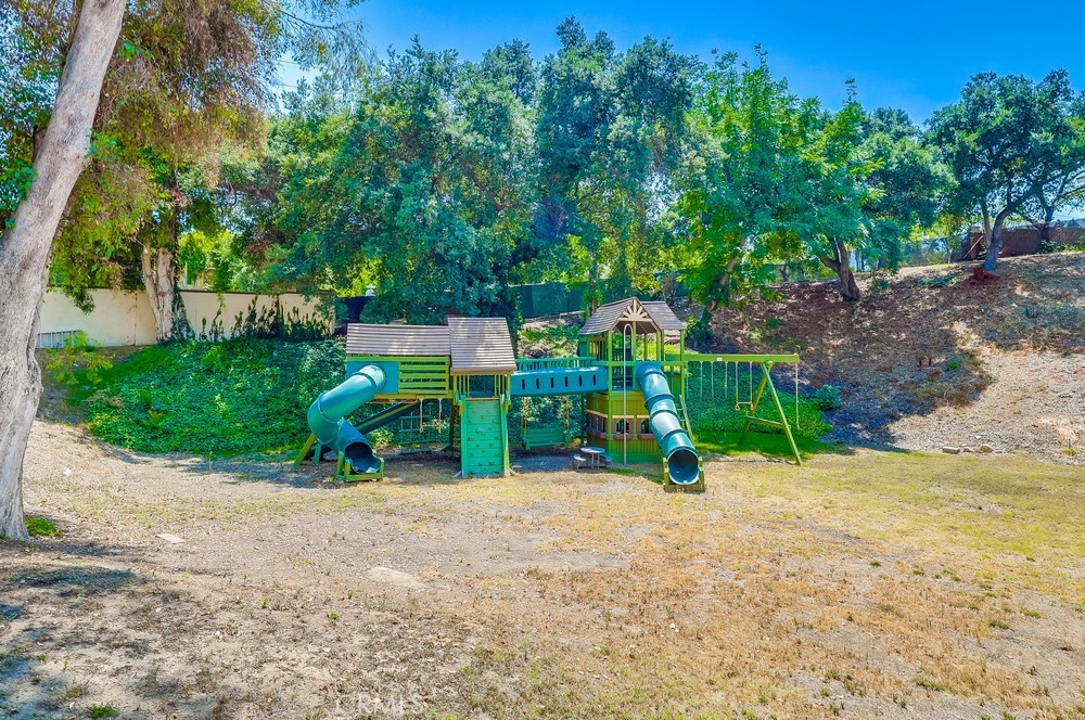 https://media.crmls.org/medias/7e3ac021-7656-4704-aa82-9518bd02bc9f.jpg?preset=X-Large