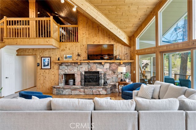 Detail Gallery Image 12 of 61 For 40034 Lakeview Dr, Big Bear Lake,  CA 92315 - 4 Beds | 3/1 Baths