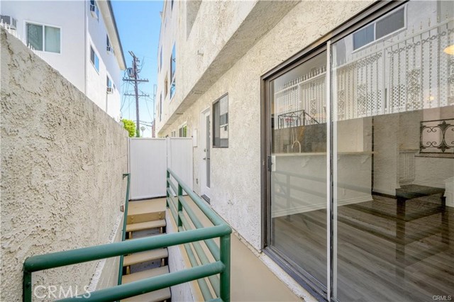 Detail Gallery Image 23 of 32 For 11954 Mayfield Ave #3,  Los Angeles,  CA 90049 - 2 Beds | 2/1 Baths