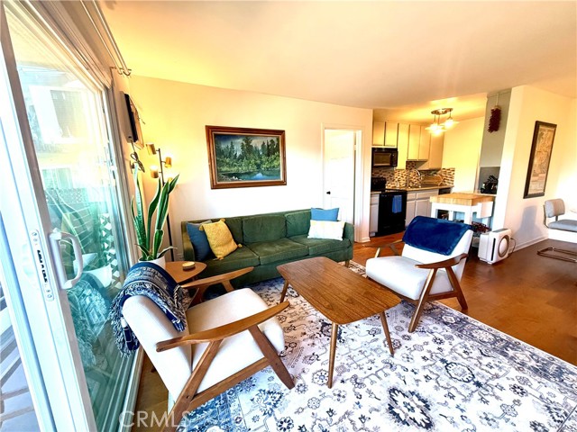 Detail Gallery Image 3 of 31 For 5870 Benner St #204,  Los Angeles,  CA 90042 - 2 Beds | 2 Baths