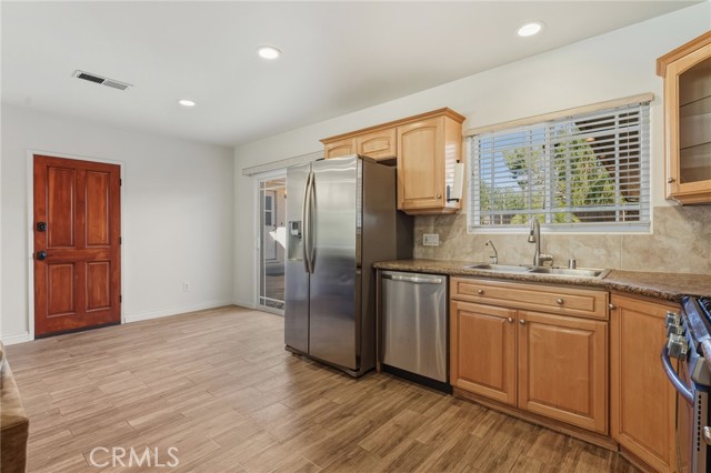 Detail Gallery Image 10 of 31 For 22639 Calvert St #F,  Woodland Hills,  CA 91367 - 1 Beds | 1 Baths