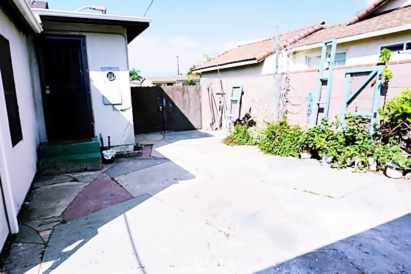 drive way to the detached garage at the back