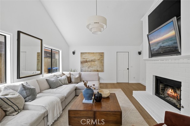 983 Oak Street, Costa Mesa CA: https://media.crmls.org/medias/7e403978-ff12-47fc-a5d9-0ff9c81c8942.jpg