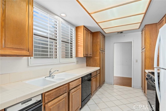 Detail Gallery Image 5 of 22 For 4641 Fulton #303,  Sherman Oaks,  CA 91423 - 2 Beds | 2/1 Baths