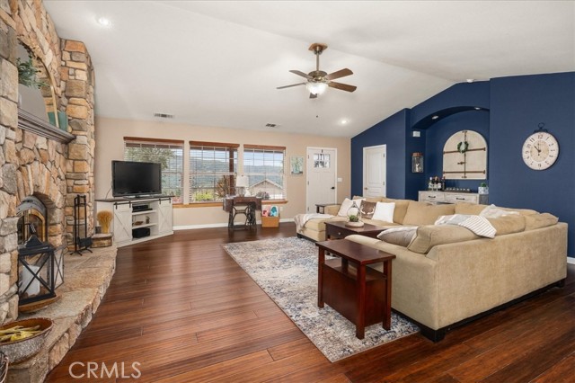 Detail Gallery Image 11 of 47 For 47527 Miami Highlands Dr, Oakhurst,  CA 93644 - 4 Beds | 2/1 Baths