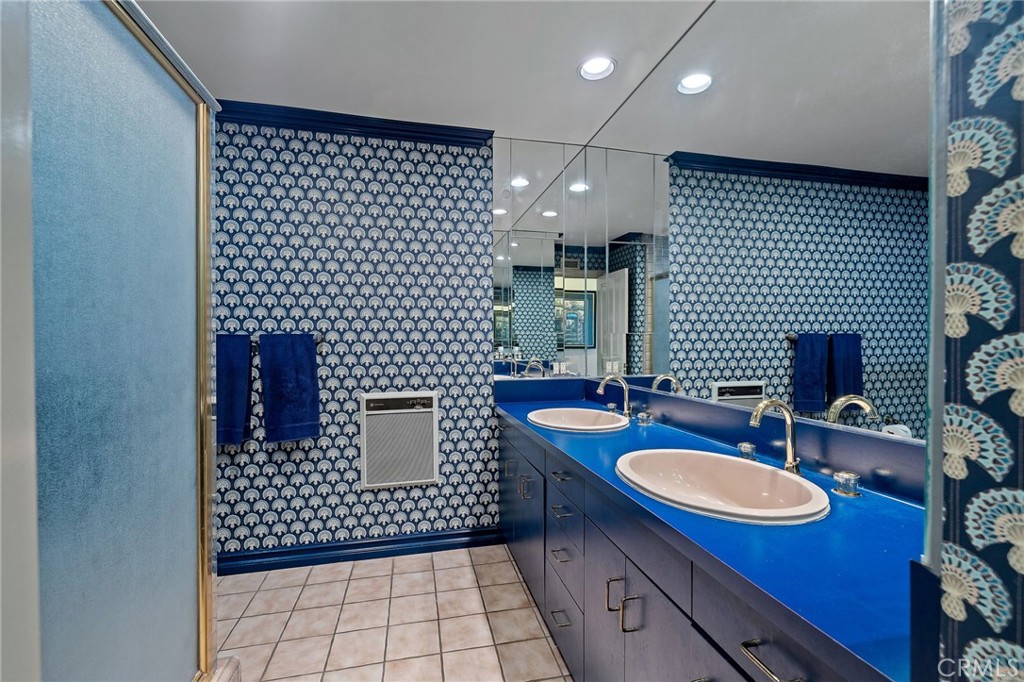 https://media.crmls.org/medias/7e43f24a-b364-4bff-8122-de46a649d7b4.jpg?preset=X-Large
