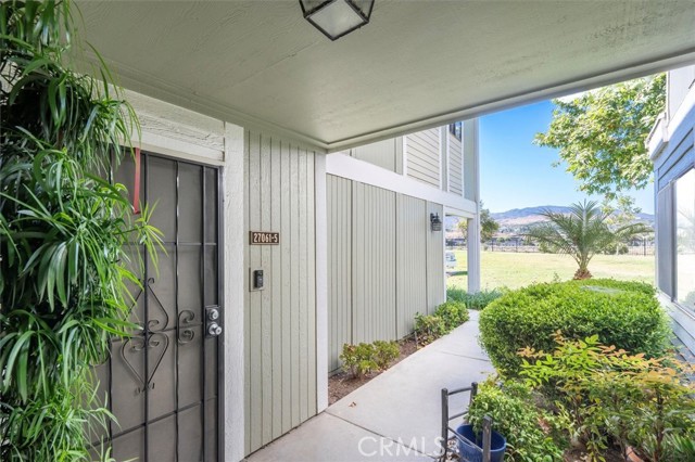 27061 Crossglade Avenue, Canyon Country, California 91351, 2 Bedrooms Bedrooms, ,2 BathroomsBathrooms,Townhouse,For Sale,Crossglade,SR24107361