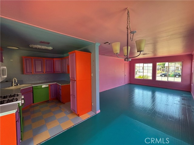 Detail Gallery Image 3 of 35 For 7032 Stansbury Ave, Van Nuys,  CA 91405 - 4 Beds | 3 Baths