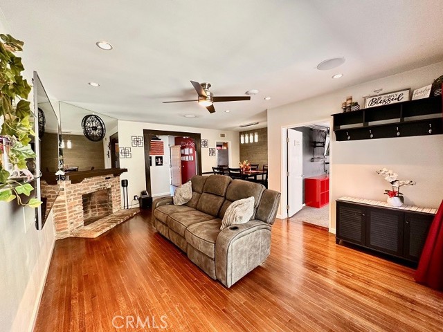 8466 Springford Drive, Sun Valley CA: https://media.crmls.org/medias/7e48c5d6-3047-4e3e-9ac4-8aa3a20c0051.jpg