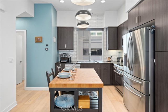 206 Alamo Court, Long Beach CA: https://media.crmls.org/medias/7e4958dd-94ae-4bc0-a2db-9f7d20bf44ac.jpg