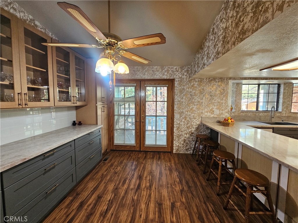 https://media.crmls.org/medias/7e4b3074-40db-4392-9a52-7f90f0bcd18c.jpg?preset=X-Large