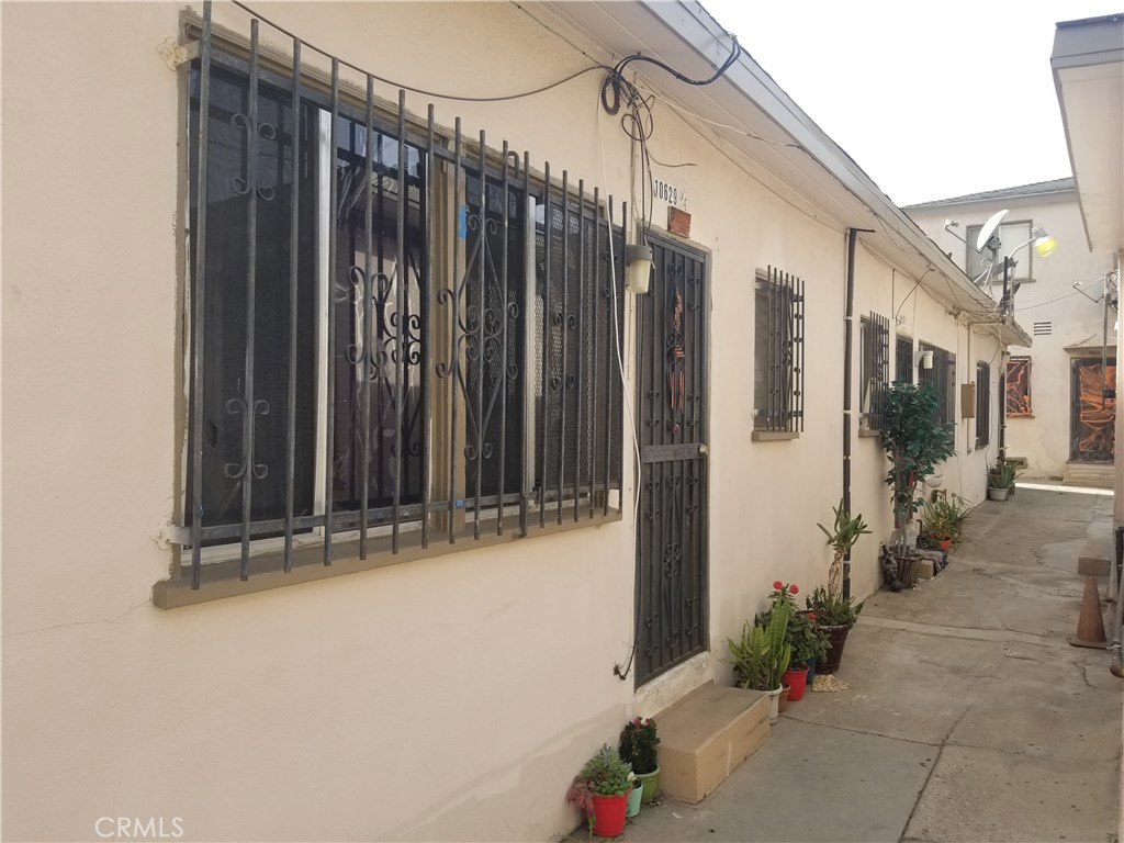 FANTASTIC OPPORTUNITY TO OWN 16 UNITS IN HIGH RENTAL DEMAND OF SOUTH LOS ANGELES. EXCELLENT MIX OF 1 4BED 1 BATH,2 2 BED 1 BATH UNITS, 1 1BED 1BATH, 1 RETAIL STORE AND 11 SINGLE/STUDIO UNITS. GREAT UPSIDE POTENTIAL OF DOUBLE DIGIT PRETAX CASHFLOW.
EXCELLENT ADD-ON OPPORTUNITY! TWO PARCELS WITH 16 UNITS RENTAL INCOME PROPERTY.
