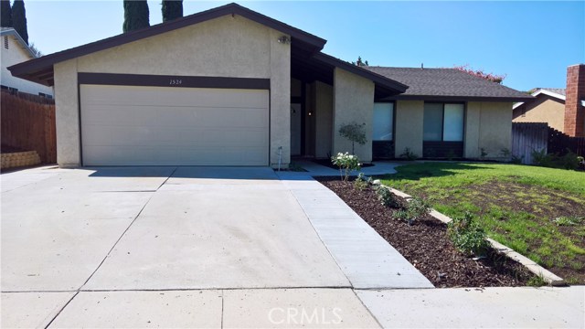 1524 Evergreen Ln, Corona, CA 92879