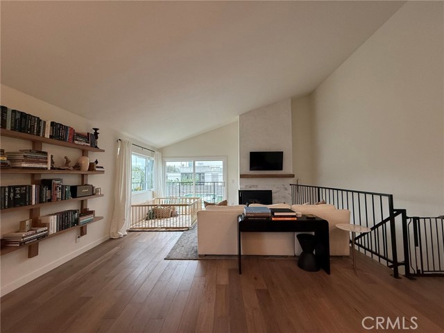 Detail Gallery Image 2 of 38 For 1401 12th #B,  Manhattan Beach,  CA 90266 - 3 Beds | 2 Baths