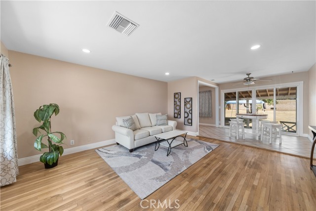 17392 Paine Street, Fontana CA: https://media.crmls.org/medias/7e4d9411-b83b-4c5f-aca8-cb79c1650da0.jpg