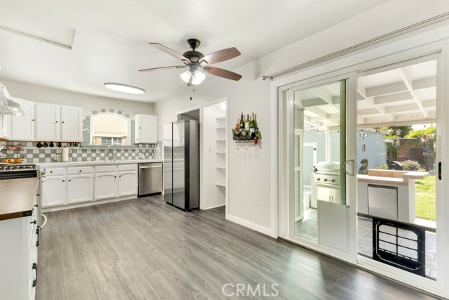 6507 Gentry Avenue, North Hollywood CA: https://media.crmls.org/medias/7e50aa17-c810-4970-b756-546f9b5b872d.jpg