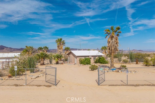 380 Mack Lane, 29 Palms CA: https://media.crmls.org/medias/7e50ed7b-a8f5-4989-9e53-6fde6d8ba600.jpg