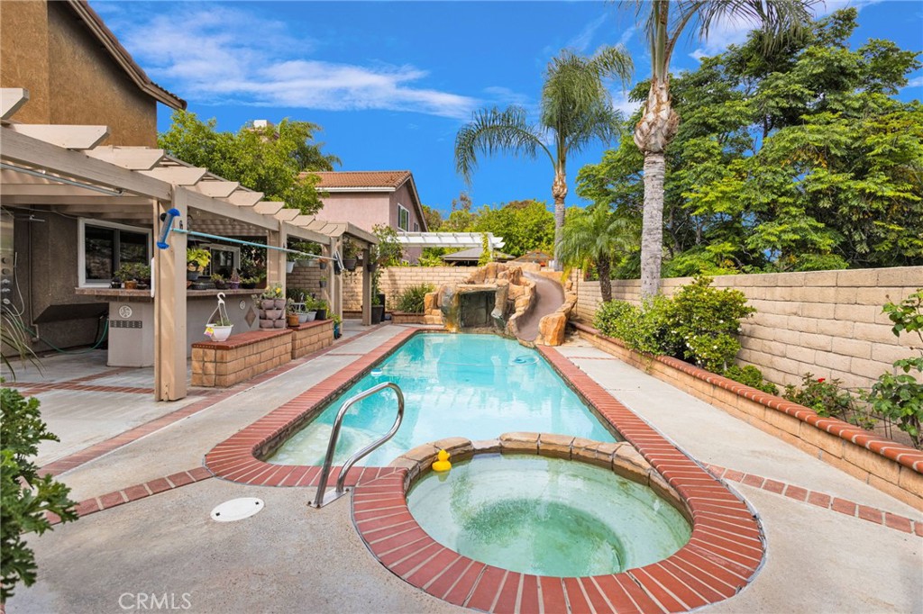 https://media.crmls.org/medias/7e52ba95-c521-468b-a1ce-2e4962e2a156.jpg?preset=X-Large
