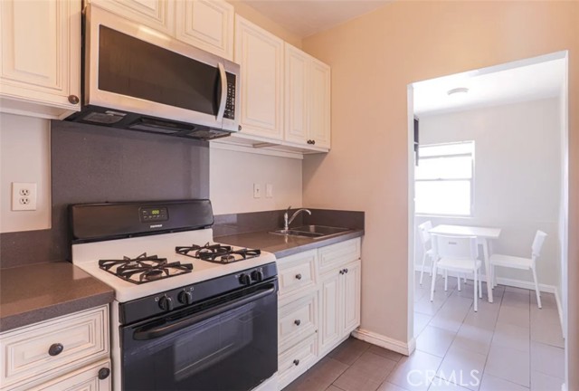 1356 W 30th Street, Los Angeles CA: https://media.crmls.org/medias/7e532ea1-86a4-4c6d-aecb-7f9e3690283b.jpg