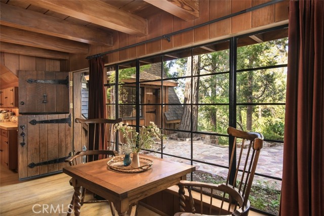 Detail Gallery Image 5 of 26 For 324 Summit Dr, Lake Arrowhead,  CA 92352 - 2 Beds | 2 Baths